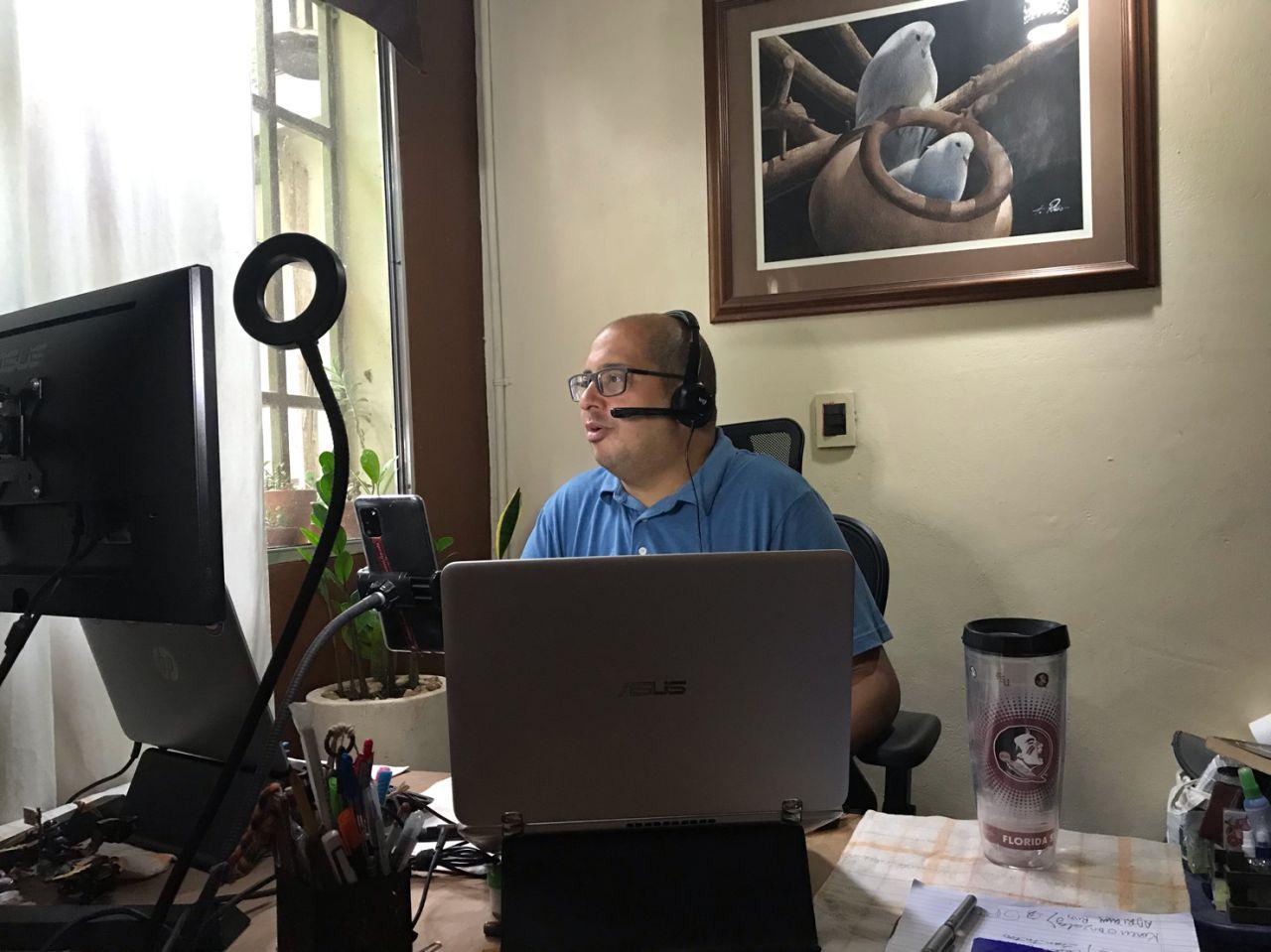 Carlos Espinosa dirigiendo una sesión de coaching en remoto desde su oficina